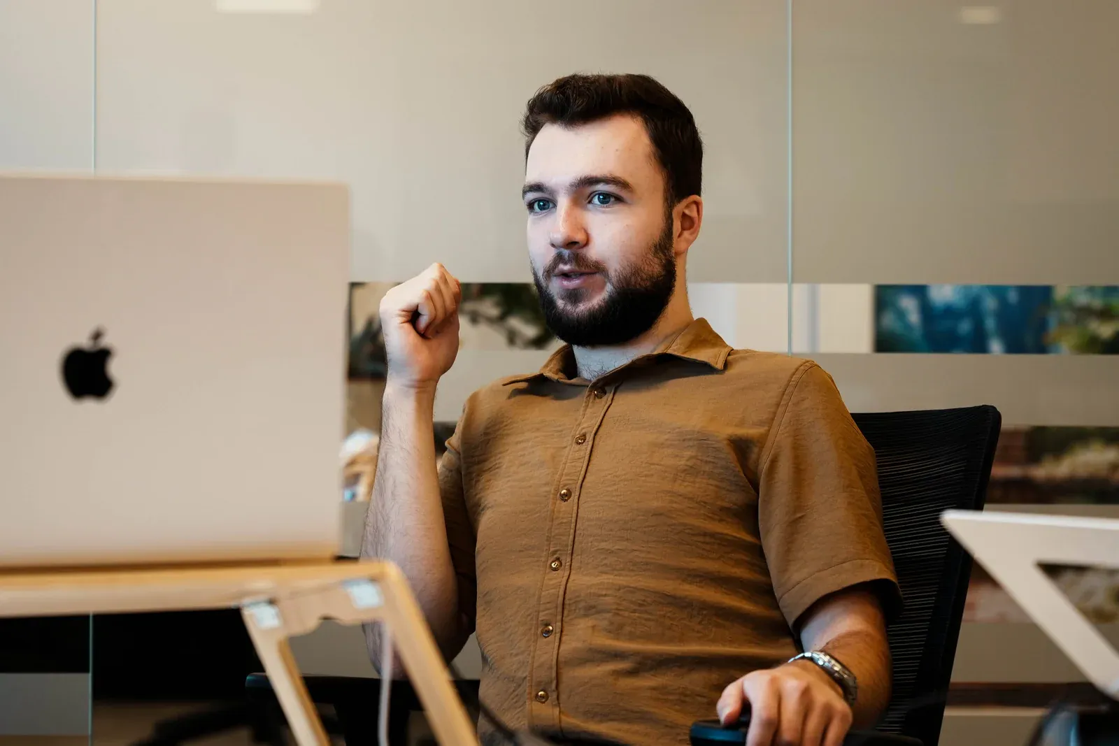 Collega achter een iMac bij MarketingConcurrent